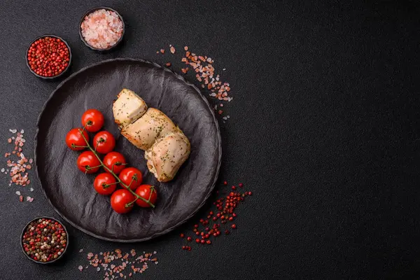 Şişte tuzlu ve baharatlı kızarmış tavuk şiş parçaları. Yemek arkaplanı olarak tavuk şiş kebap.