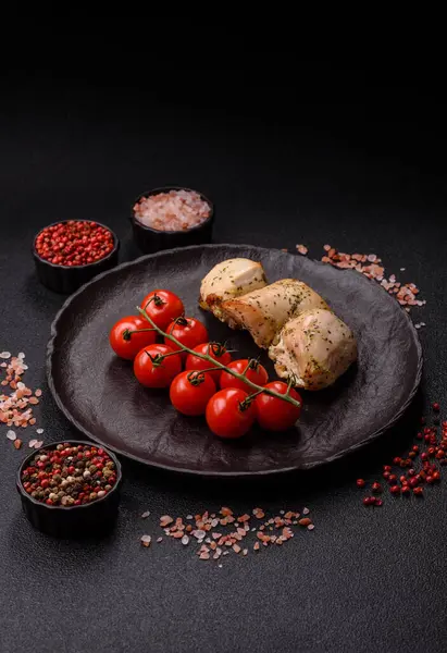 Şişte tuzlu ve baharatlı kızarmış tavuk şiş parçaları. Yemek arkaplanı olarak tavuk şiş kebap.