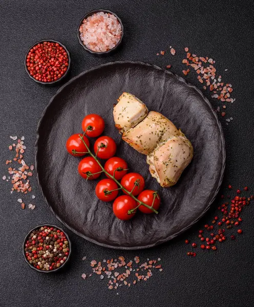 Şişte tuzlu ve baharatlı kızarmış tavuk şiş parçaları. Yemek arkaplanı olarak tavuk şiş kebap.
