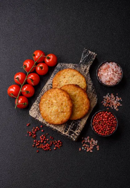 Esrar, kızarmış patates ve kahvaltıda baharatlı soğan gözlemesi. Yemek arkaplanı olarak kızarmış mücver.