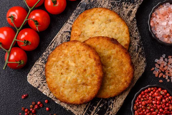 Esrar, kızarmış patates ve kahvaltıda baharatlı soğan gözlemesi. Yemek arkaplanı olarak kızarmış mücver.