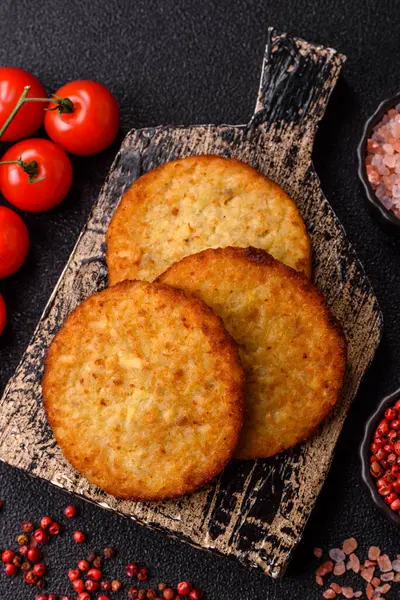 Esrar, kızarmış patates ve kahvaltıda baharatlı soğan gözlemesi. Yemek arkaplanı olarak kızarmış mücver.