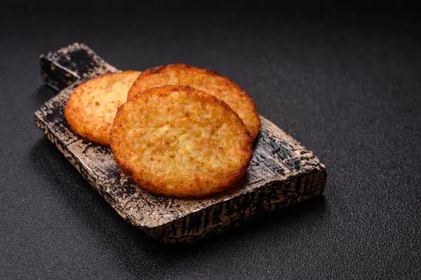 Esrar, kızarmış patates ve kahvaltıda baharatlı soğan gözlemesi. Yemek arkaplanı olarak kızarmış mücver.