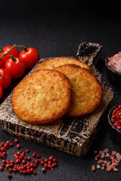 Esrar, kızarmış patates ve kahvaltıda baharatlı soğan gözlemesi. Yemek arkaplanı olarak kızarmış mücver.