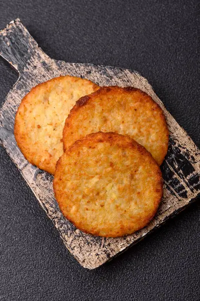 Esrar, kızarmış patates ve kahvaltıda baharatlı soğan gözlemesi. Yemek arkaplanı olarak kızarmış mücver.