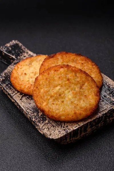 Esrar, kızarmış patates ve kahvaltıda baharatlı soğan gözlemesi. Yemek arkaplanı olarak kızarmış mücver.