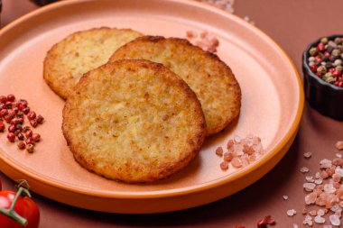 Esrar, kızarmış patates ve kahvaltıda baharatlı soğan gözlemesi. Yemek arkaplanı olarak kızarmış mücver.