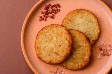 Esrar, kızarmış patates ve kahvaltıda baharatlı soğan gözlemesi. Yemek arkaplanı olarak kızarmış mücver.