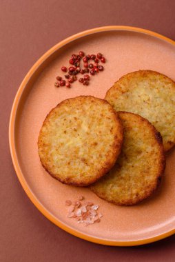 Esrar, kızarmış patates ve kahvaltıda baharatlı soğan gözlemesi. Yemek arkaplanı olarak kızarmış mücver.