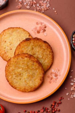 Esrar, kızarmış patates ve kahvaltıda baharatlı soğan gözlemesi. Yemek arkaplanı olarak kızarmış mücver.