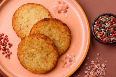 Esrar, kızarmış patates ve kahvaltıda baharatlı soğan gözlemesi. Yemek arkaplanı olarak kızarmış mücver.