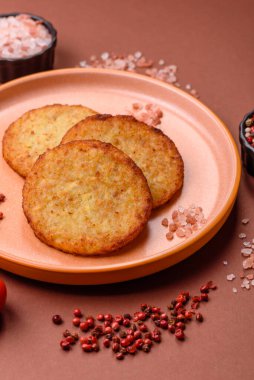 Esrar, kızarmış patates ve kahvaltıda baharatlı soğan gözlemesi. Yemek arkaplanı olarak kızarmış mücver.