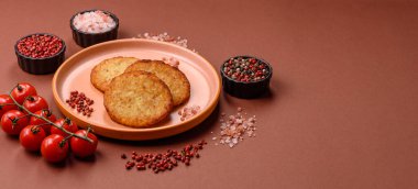 Esrar, kızarmış patates ve kahvaltıda baharatlı soğan gözlemesi. Yemek arkaplanı olarak kızarmış mücver.