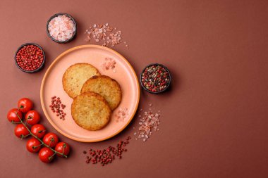 Esrar, kızarmış patates ve kahvaltıda baharatlı soğan gözlemesi. Yemek arkaplanı olarak kızarmış mücver.