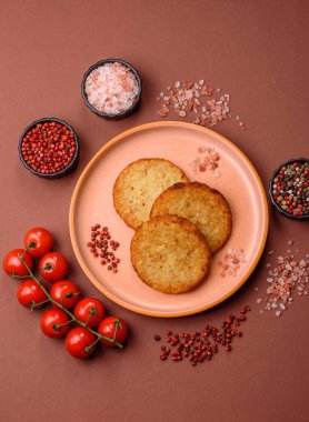 Esrar, kızarmış patates ve kahvaltıda baharatlı soğan gözlemesi. Yemek arkaplanı olarak kızarmış mücver.