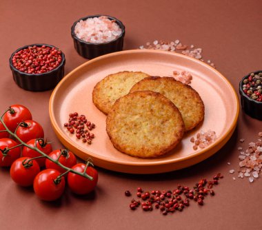 Esrar, kızarmış patates ve kahvaltıda baharatlı soğan gözlemesi. Yemek arkaplanı olarak kızarmış mücver.