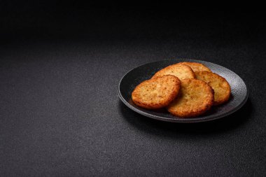 Esrar, kızarmış patates ve kahvaltıda baharatlı soğan gözlemesi. Yemek arkaplanı olarak kızarmış mücver.