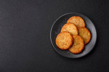 Esrar, kızarmış patates ve kahvaltıda baharatlı soğan gözlemesi. Yemek arkaplanı olarak kızarmış mücver.