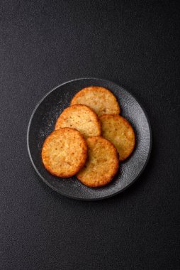 Esrar, kızarmış patates ve kahvaltıda baharatlı soğan gözlemesi. Yemek arkaplanı olarak kızarmış mücver.