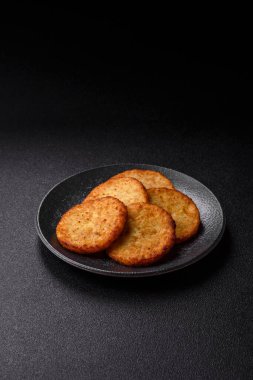 Esrar, kızarmış patates ve kahvaltıda baharatlı soğan gözlemesi. Yemek arkaplanı olarak kızarmış mücver.