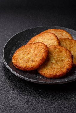 Esrar, kızarmış patates ve kahvaltıda baharatlı soğan gözlemesi. Yemek arkaplanı olarak kızarmış mücver.