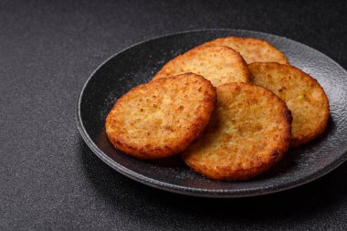 Esrar, kızarmış patates ve kahvaltıda baharatlı soğan gözlemesi. Yemek arkaplanı olarak kızarmış mücver.