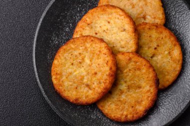 Esrar, kızarmış patates ve kahvaltıda baharatlı soğan gözlemesi. Yemek arkaplanı olarak kızarmış mücver.