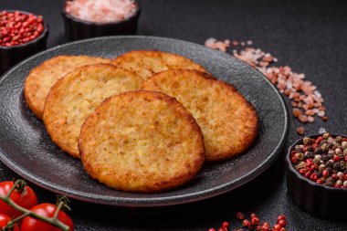 Esrar, kızarmış patates ve kahvaltıda baharatlı soğan gözlemesi. Yemek arkaplanı olarak kızarmış mücver.