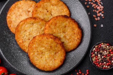 Esrar, kızarmış patates ve kahvaltıda baharatlı soğan gözlemesi. Yemek arkaplanı olarak kızarmış mücver.