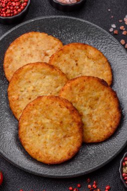 Esrar, kızarmış patates ve kahvaltıda baharatlı soğan gözlemesi. Yemek arkaplanı olarak kızarmış mücver.