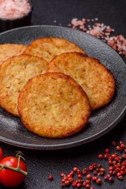 Esrar, kızarmış patates ve kahvaltıda baharatlı soğan gözlemesi. Yemek arkaplanı olarak kızarmış mücver.