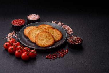 Esrar, kızarmış patates ve kahvaltıda baharatlı soğan gözlemesi. Yemek arkaplanı olarak kızarmış mücver.