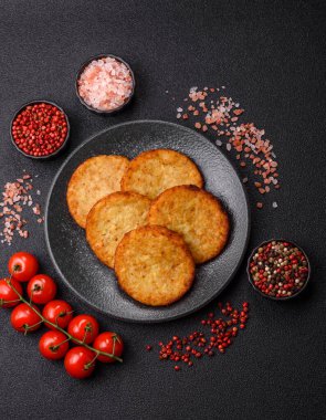 Esrar, kızarmış patates ve kahvaltıda baharatlı soğan gözlemesi. Yemek arkaplanı olarak kızarmış mücver.