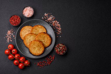 Esrar, kızarmış patates ve kahvaltıda baharatlı soğan gözlemesi. Yemek arkaplanı olarak kızarmış mücver.