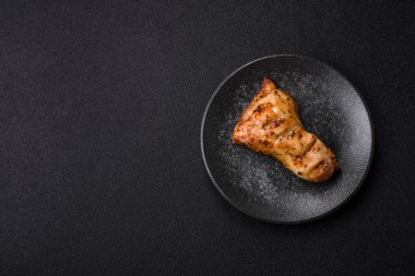 Tavuk budu, baharat ve biberiyeyle ızgara. Tavuk budu yemek arkaplanı.