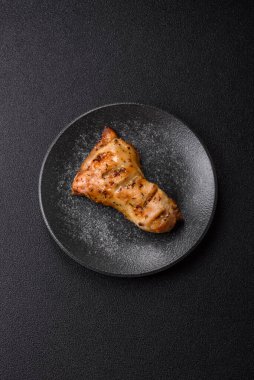 Tavuk budu, baharat ve biberiyeyle ızgara. Tavuk budu yemek arkaplanı.