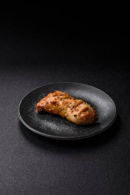 Tavuk budu, baharat ve biberiyeyle ızgara. Tavuk budu yemek arkaplanı.