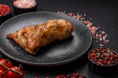 Tavuk budu, baharat ve biberiyeyle ızgara. Tavuk budu yemek arkaplanı.
