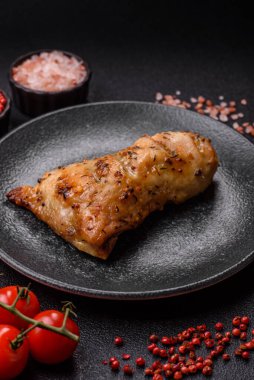 Tavuk budu, baharat ve biberiyeyle ızgara. Tavuk budu yemek arkaplanı.