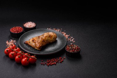 Tavuk budu, baharat ve biberiyeyle ızgara. Tavuk budu yemek arkaplanı.