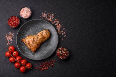 Tavuk budu, baharat ve biberiyeyle ızgara. Tavuk budu yemek arkaplanı.