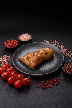 Tavuk budu, baharat ve biberiyeyle ızgara. Tavuk budu yemek arkaplanı.