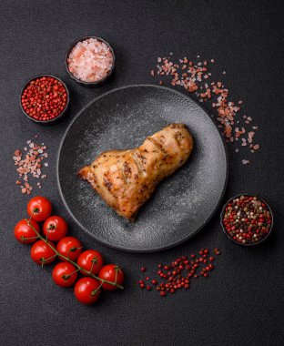 Tavuk budu, baharat ve biberiyeyle ızgara. Tavuk budu yemek arkaplanı.