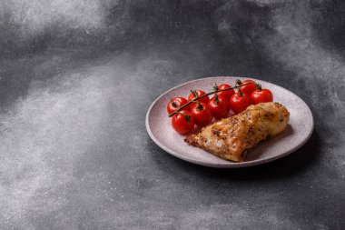 Tavuk budu, baharat ve biberiyeyle ızgara. Tavuk budu yemek arkaplanı.