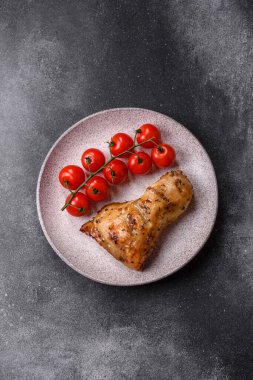 Tavuk budu, baharat ve biberiyeyle ızgara. Tavuk budu yemek arkaplanı.