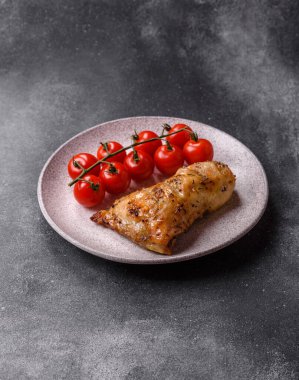 Tavuk budu, baharat ve biberiyeyle ızgara. Tavuk budu yemek arkaplanı.