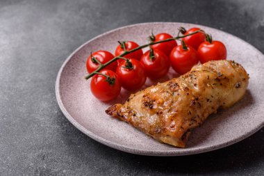 Tavuk budu, baharat ve biberiyeyle ızgara. Tavuk budu yemek arkaplanı.