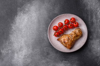 Tavuk budu, baharat ve biberiyeyle ızgara. Tavuk budu yemek arkaplanı.