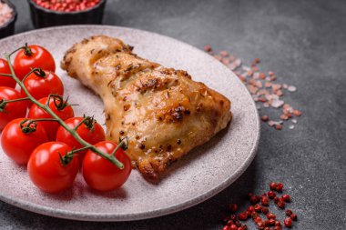 Tavuk budu, baharat ve biberiyeyle ızgara. Tavuk budu yemek arkaplanı.
