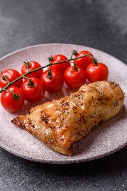 Tavuk budu, baharat ve biberiyeyle ızgara. Tavuk budu yemek arkaplanı.